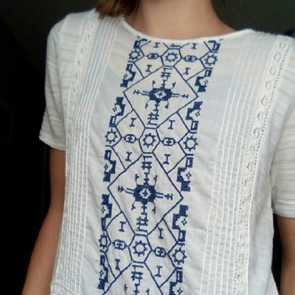 Lucky Brand Tops - EUC Blue Aztec Pattern White Lucky Brand TShirt XS